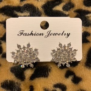 Fashion rhinestone snowflake stud earrings